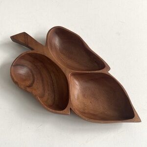 Wooden leaf accent